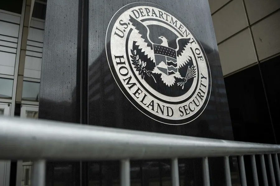 EE.UU. cobrará 1.000 dólares a los nuevos beneficiarios del "parole humanitario"