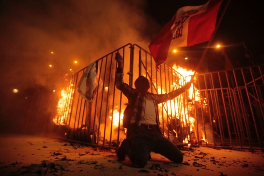 La Policía peruana dispersa a manifestantes que llegaron al Congreso en marcha de protesta