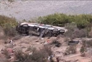 Al menos 37 personas muertas tras la caída de un autobús a un abismo en el sur de Perú