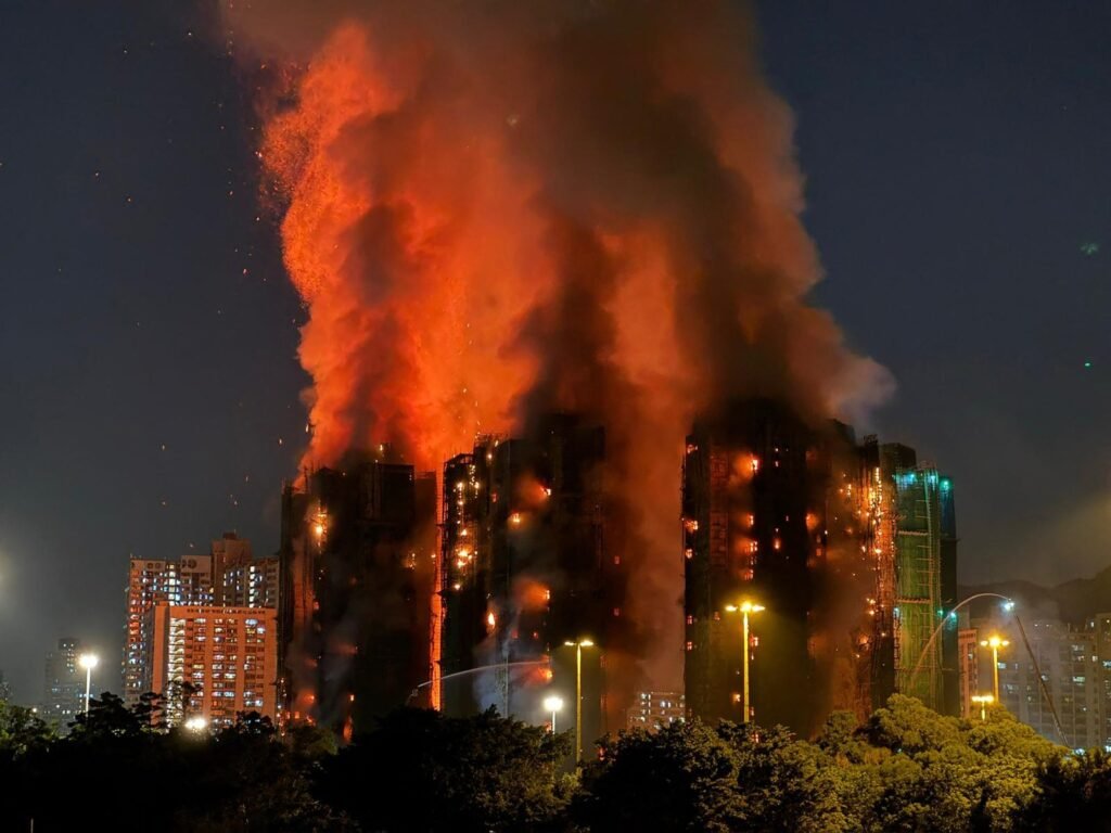 Aumenta a 36 el número de muertos en el incendio de varios edificios en Hong Kong