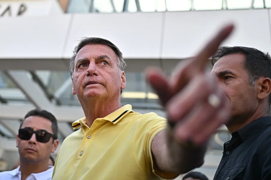 Bolsonaro alega "paranoia" por ingesta de medicamentos al quemar su tobillera electrónica