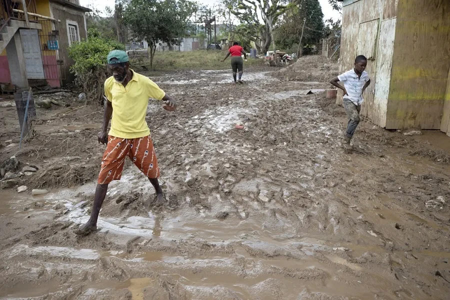 La lucha por salvar algo en un pueblo cubierto de lodo en las montañas de Jamaica