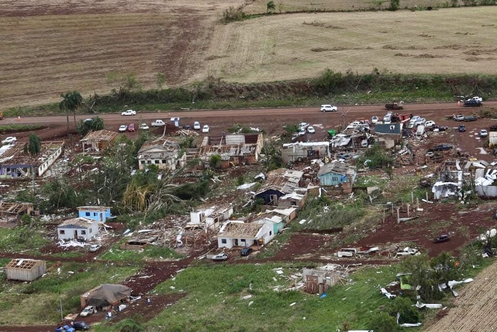 Fuerte tornado deja seis muertos y más de 400 heridos al sur de Brasil