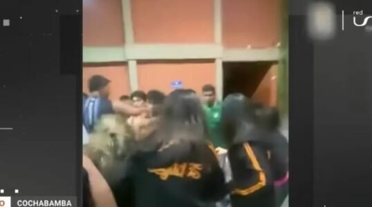 Pelea campal entre padres e hinchas deja heridos y denuncias penales en Cochabamba