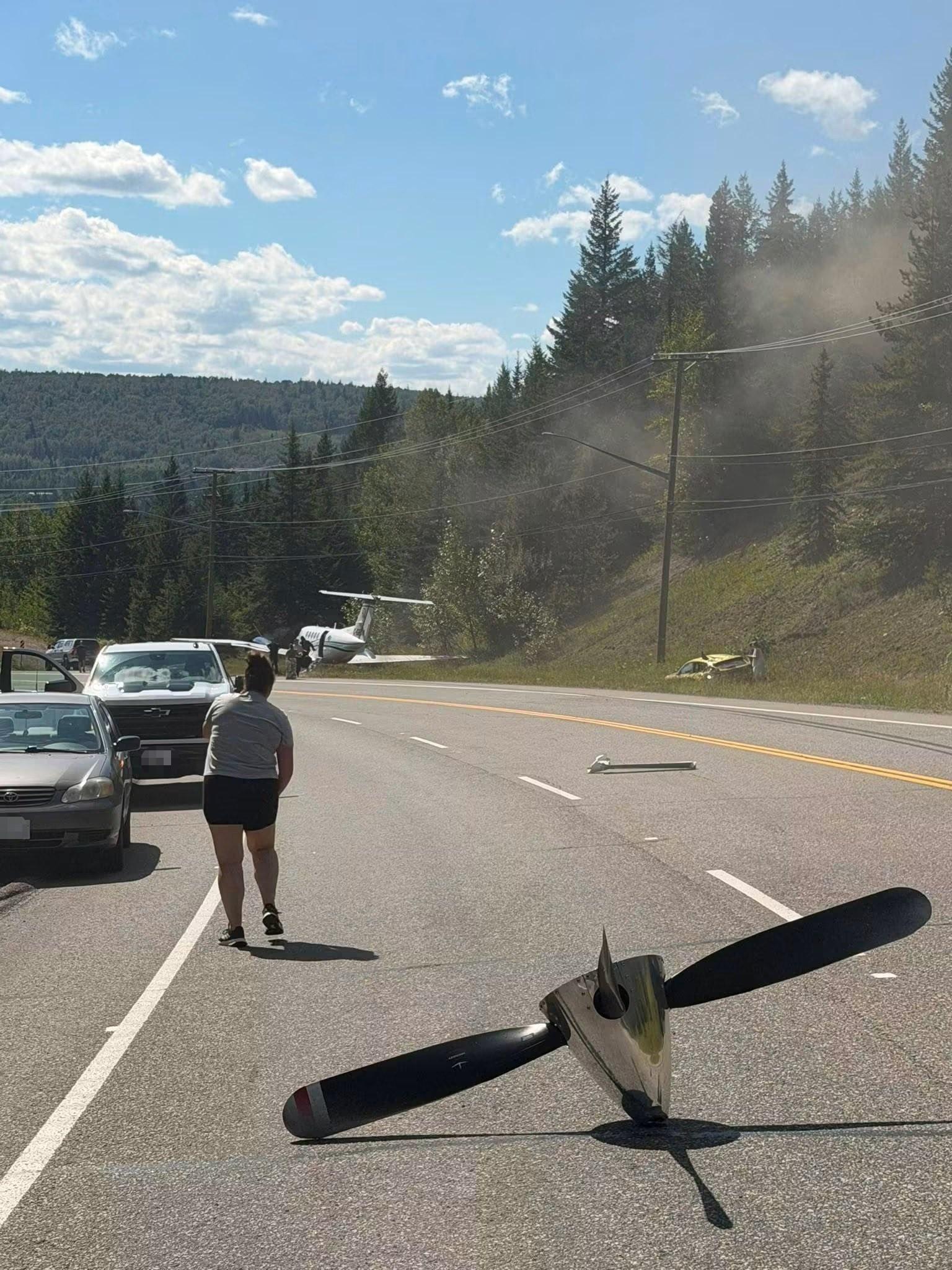 Madre de dos hijos murió en un extraño accidente cuando un avión que realizaba un aterrizaje de emergencia se estrelló contra su auto
