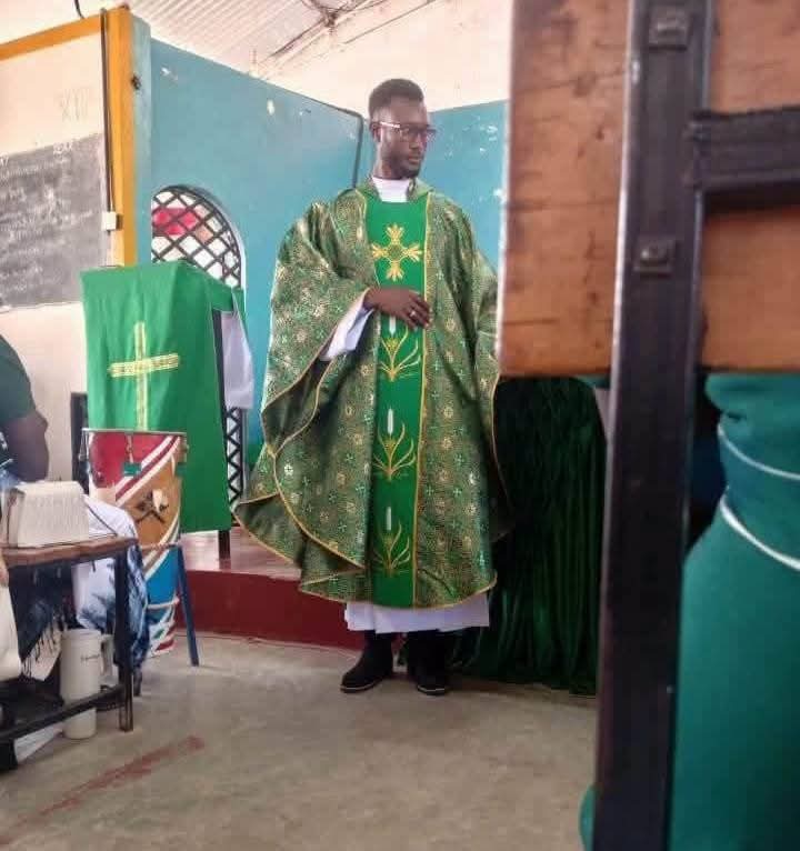 Casado, padre de dos hijos, arrestado en Kenia por hacerse pasar por sacerdote católico y dirigir misas y administrar sacramentos