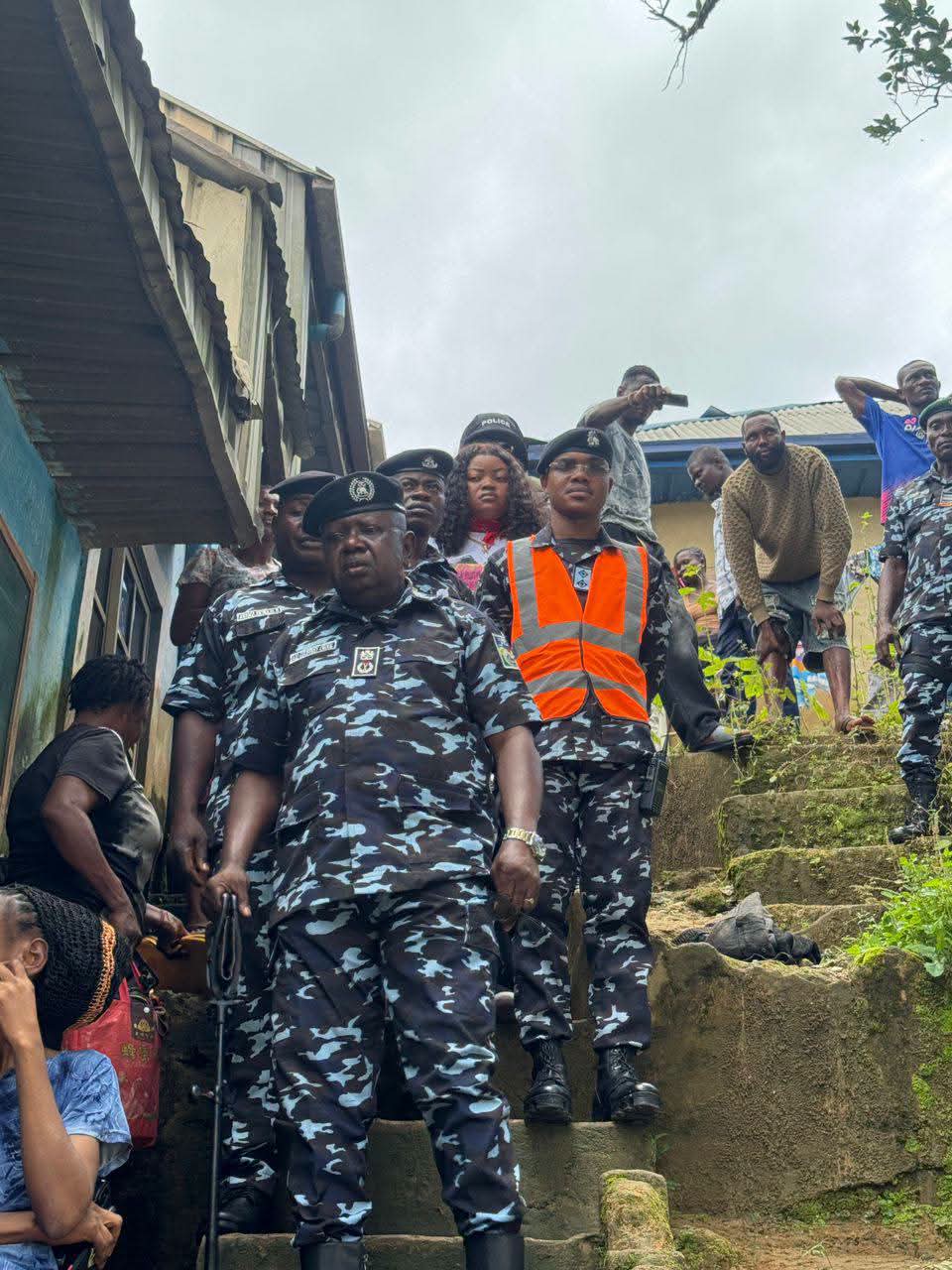 Se derrumban dos vertederos de basura sobre un edificio en Cross River