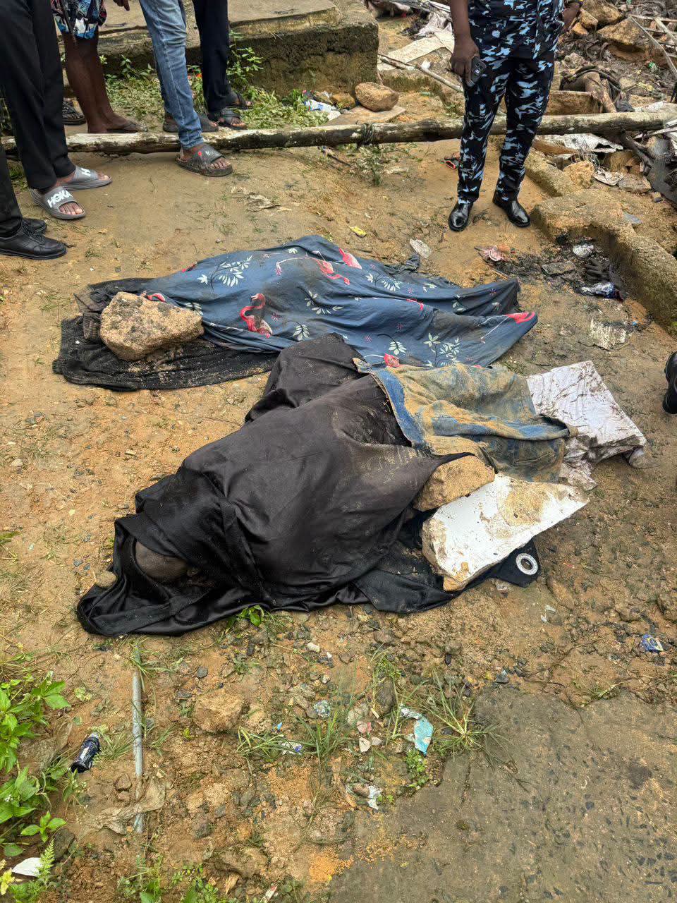 Se derrumban dos vertederos de basura sobre un edificio en Cross River
