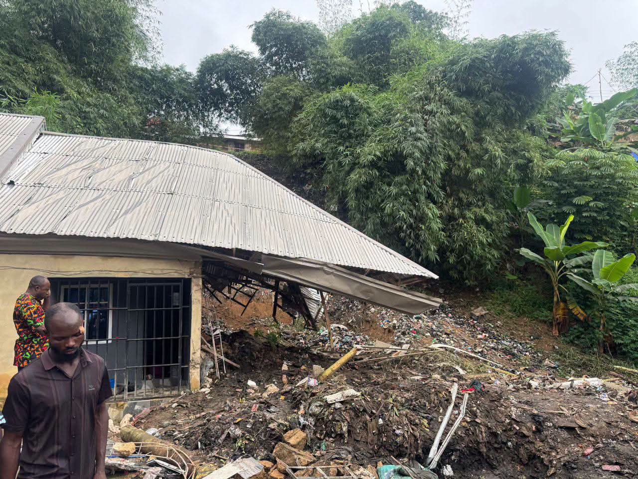 Se derrumban dos vertederos de basura sobre un edificio en Cross River