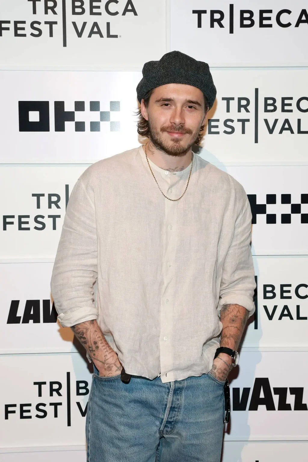 Brooklyn-Beckham-cubre-los-tatuajes-del-nino-de-mama-y.webp