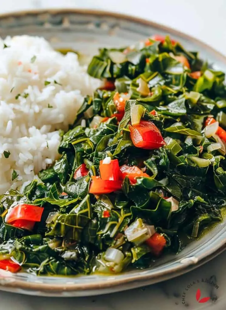 Una abundante porción de Callaloo jamaicano, un alimento básico de la cocina caribeña.