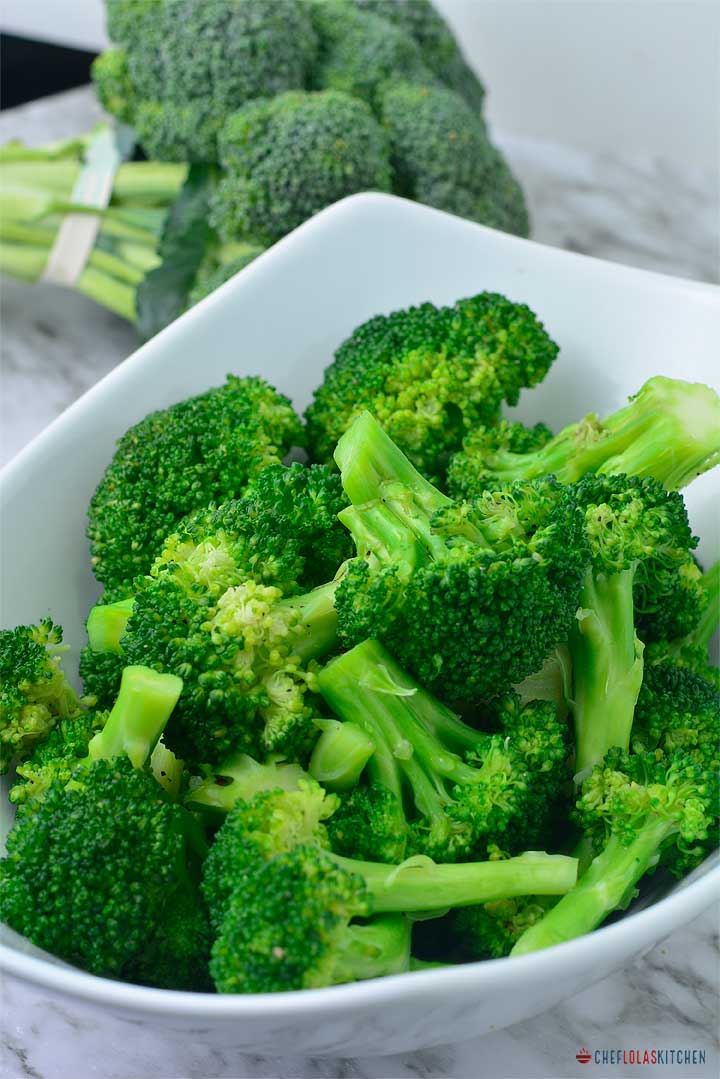 Floretes de brócoli cocidos de color verde brillante listos para servir.