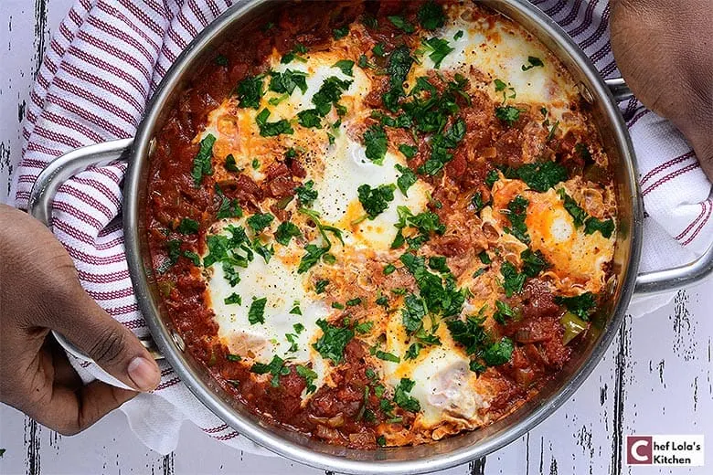 Shakshuka caliente en una sartén
