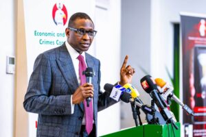 EFCC-libero-661320-millones-de-naira-y-4924-millones-de.jpg
