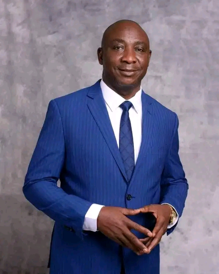El-presidente-de-la-NFF-Gusau-y-el-comite-ejecutivo.jpg