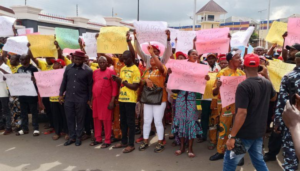 Familias-protestan-en-Nigeria-por-ninos-secuestrados-hace-casi-100.png