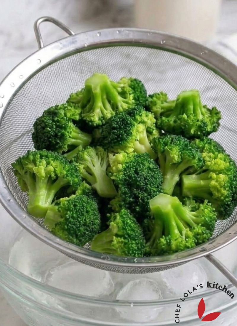 Brócoli fresco preparado hirviéndolo y enfriándolo en hielo.