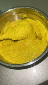 La mejor receta de exfoliación con cúrcuma para las manchas oscuras