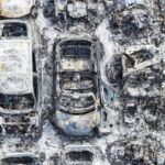 Incendio daña 140 vehículos en el aparcamiento de Gatwick (Fotos)