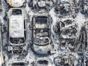 Incendio-dana-140-vehiculos-en-el-aparcamiento-de-Gatwick-Fotos.jpeg