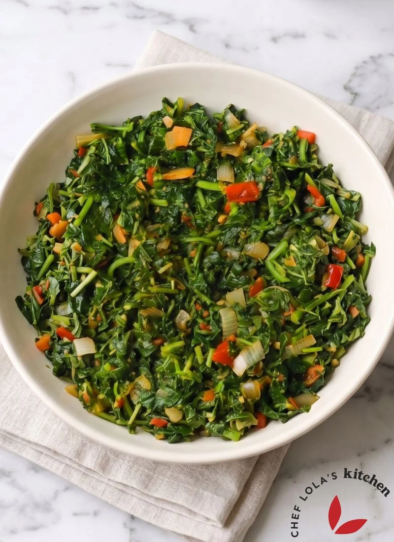 Un plato de sabroso callaloo jamaicano listo para servir con una variedad de platos.