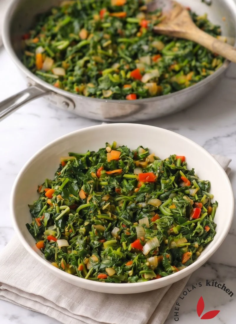 Callaloo tradicional jamaicano servido como un sabroso plato de verduras de hojas verdes.