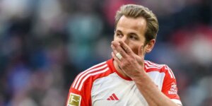 Kane-ganador-de-la-Bota-de-Oro-espera-el-Balon.jpg