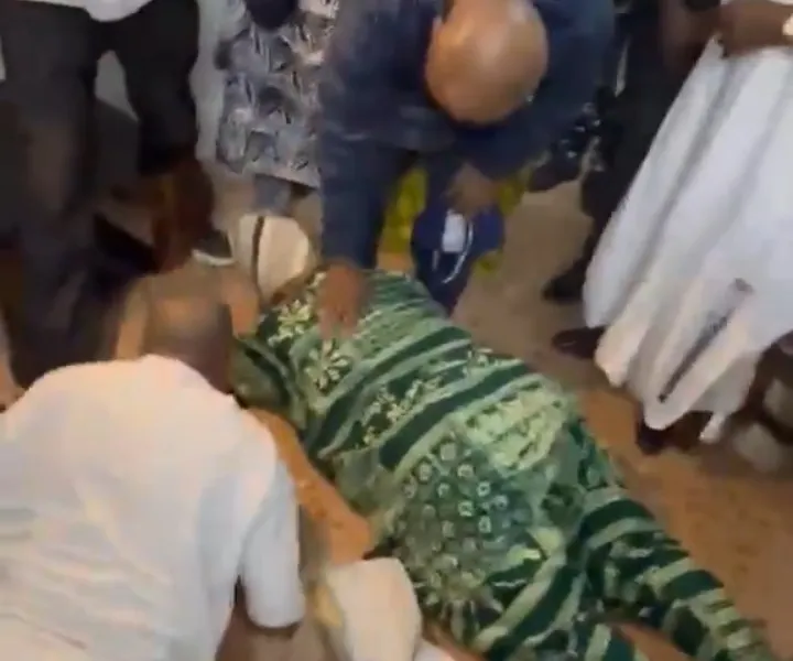 La-gobernadora-Adeleke-se-postra-ante-su-hermano-mayor-pidiendo.jpg