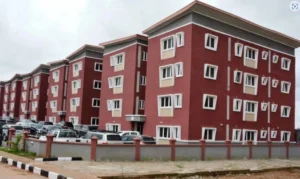 Lagos-necesita-6-billones-de-naira-al-ano-para-resolver.webp
