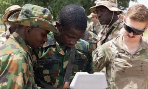 Las-fuerzas-estadounidenses-entrenan-a-las-tropas-nigerianas-en-el.webp