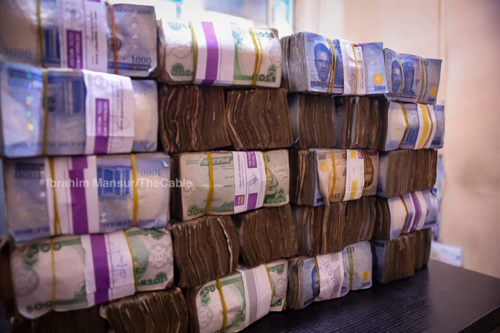 Naira-gana-un-008-para-negociarse-1346-naira1-dolar.jpg