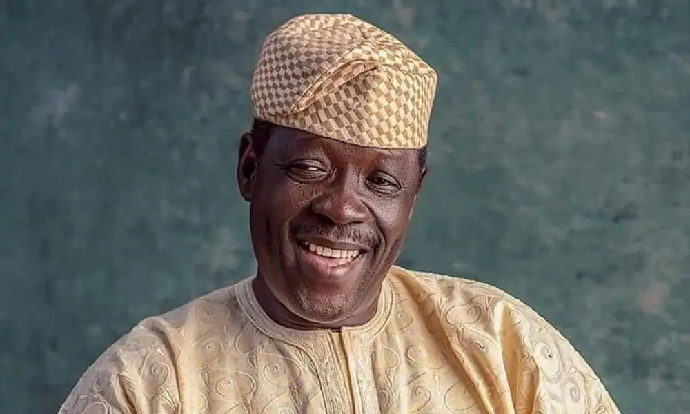 Ninos-piden-ayuda-mientras-el-actor-yoruba-Ogogo-lucha-contra.jpg