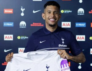 OFICIAL-Tottenham-Hotspur-ficha-a-Savinho-procedente-del-Manchester-City.jpeg