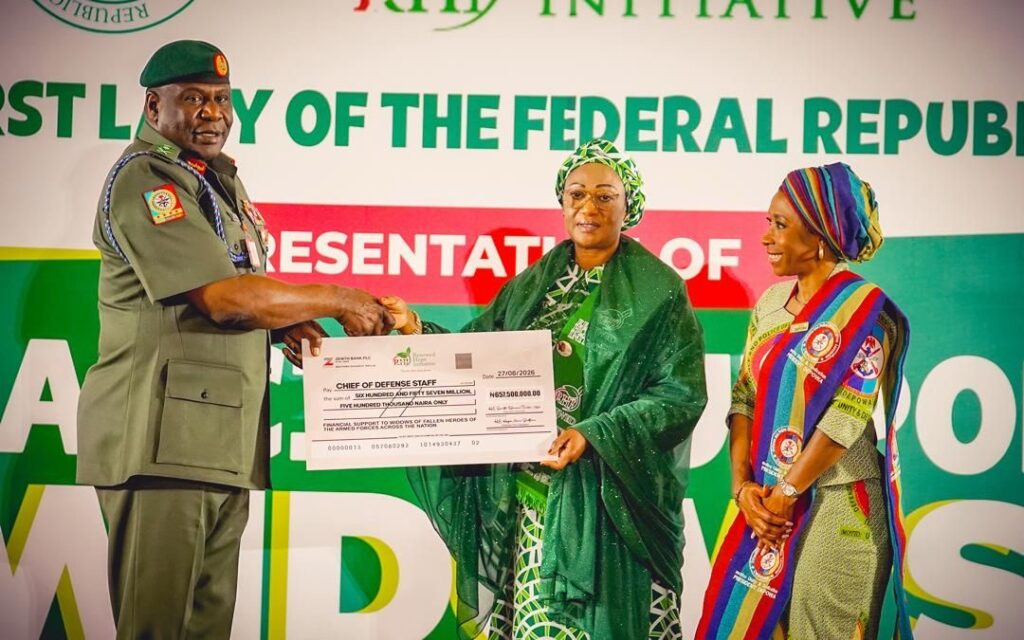Remi-Tinubu-dona-819-millones-de-naira-a-1638-viudas.jpeg