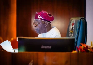 Tinubu-suspende-a-3-secretarios-permanentes-y-ordena-arrestar-al.webp