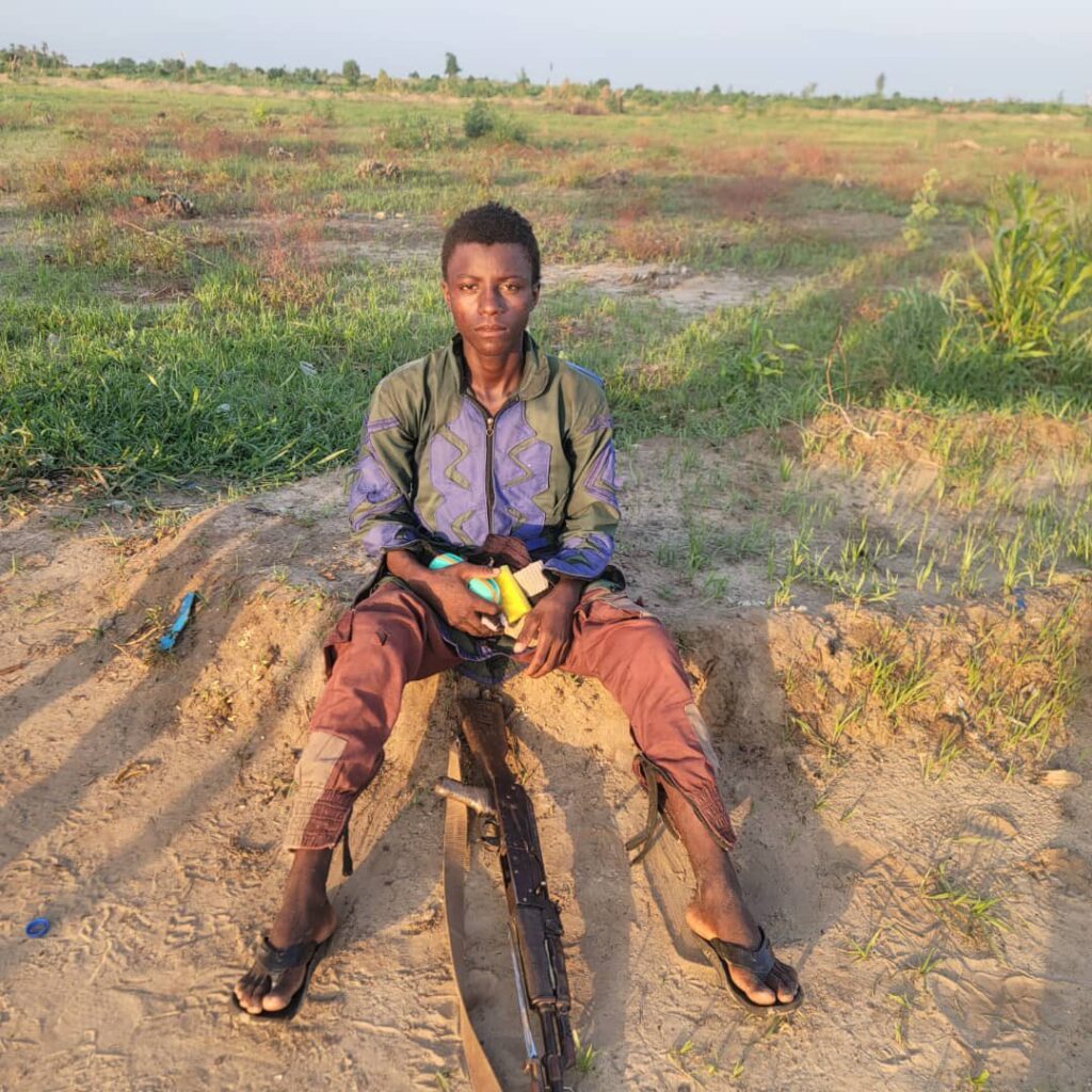 Un-combatiente-de-Boko-Haram-se-entrega-a-las-tropas.jpg