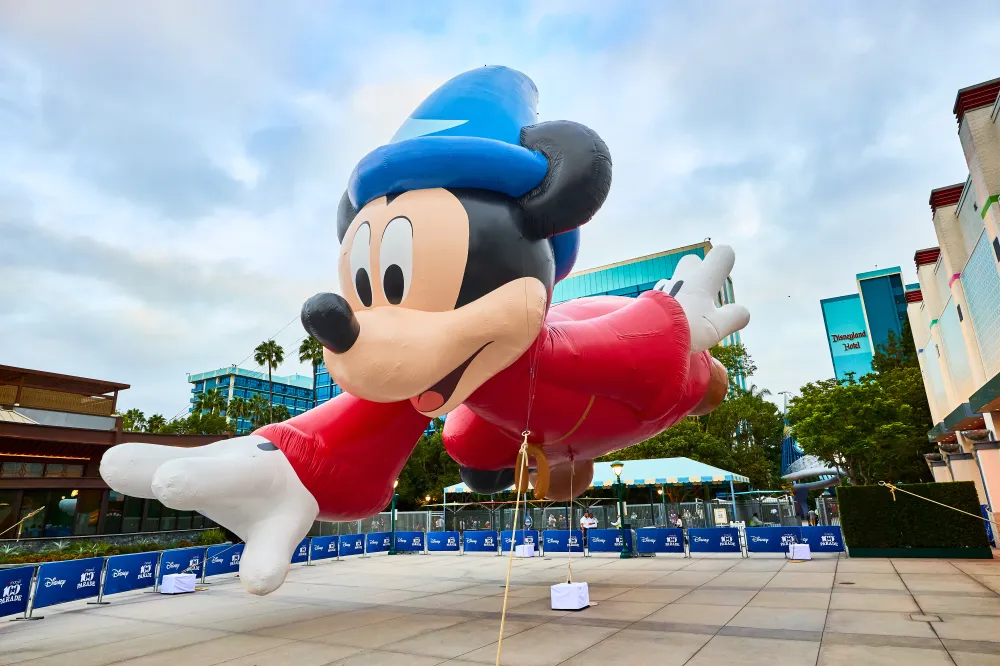 Globo Mickey El Aprendiz de Brujo de Disney 2026 Desfile del Día de Acción de Gracias de Macy inspirado en Fantasia 1940
