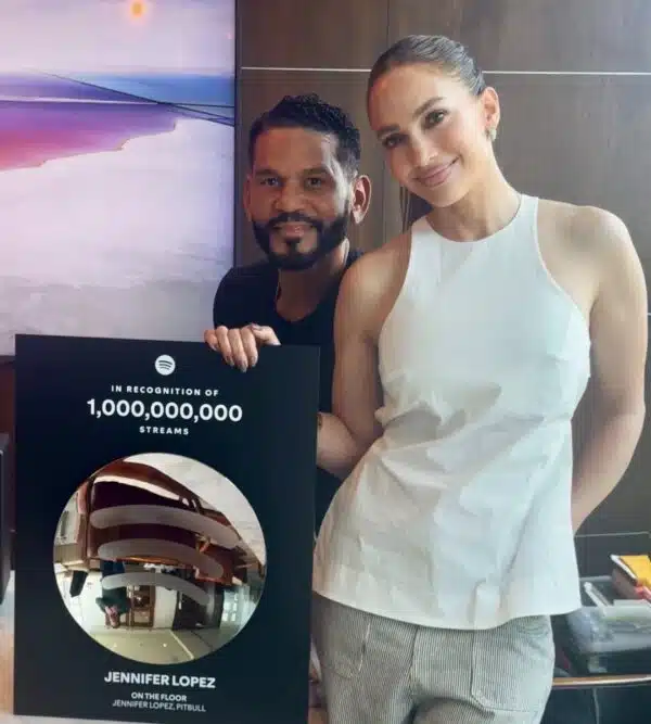 On-The-Floor-de-Jennifer-Lopez-alcanza-mil-millones-de.webp