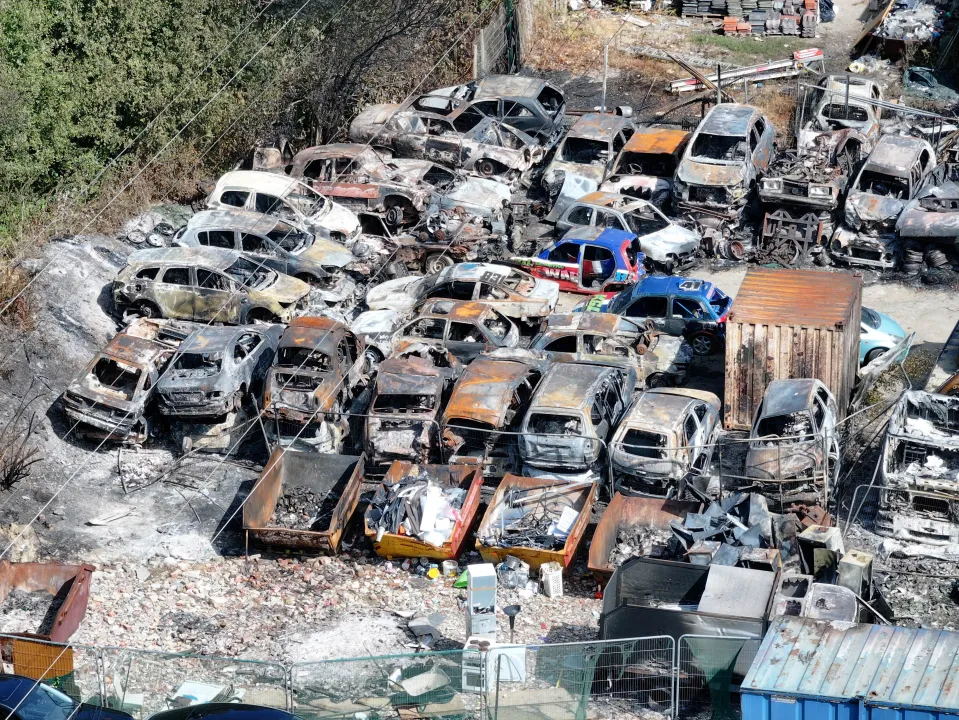 Incendio daña 140 vehículos en el aparcamiento de Gatwick (Fotos)