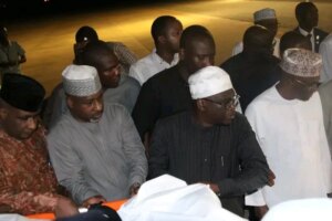 Fintiri-recibe-los-restos-de-Bamanga-Tukur-en-Yola.jpg