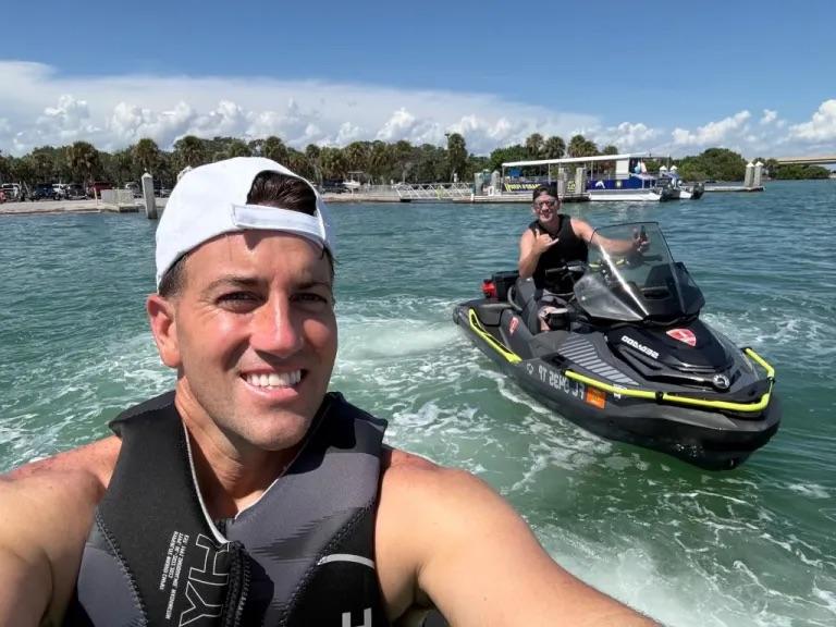 Papá fue alcanzado por un rayo mientras intentaba ayudar a navegantes varados en la costa de Florida