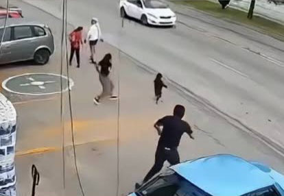 Momento en el que comerciante salva a niño de ser aplastado por autos que venían en dirección contraria en México (video)