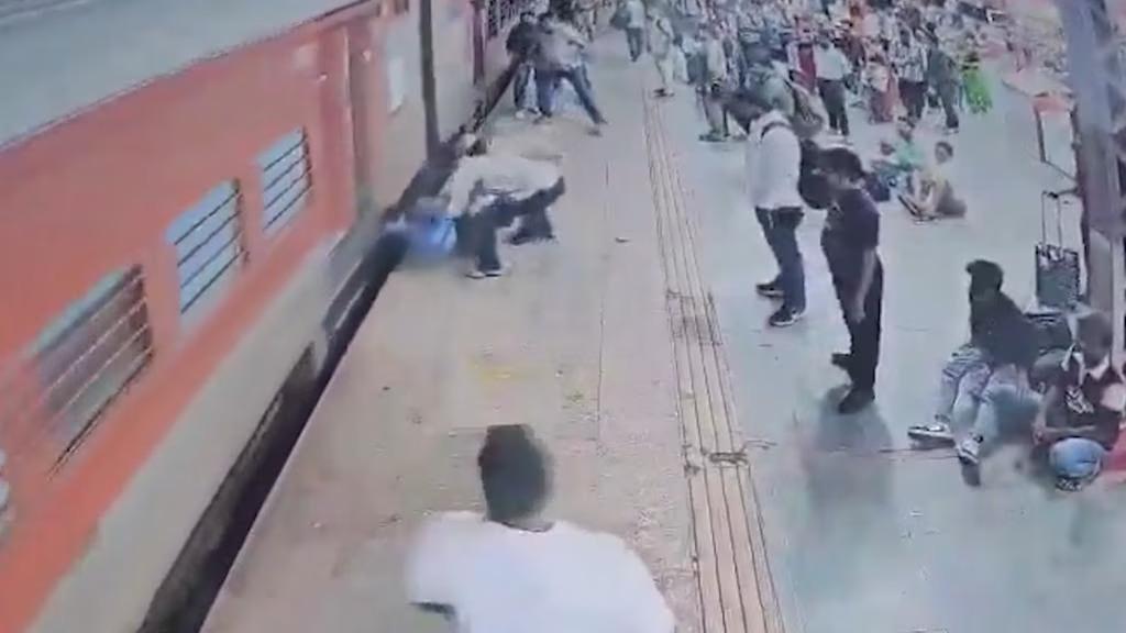 Aterrador momento en que arrastran a un hombre tras quedar atrapado entre el tren y el andén (vídeo)