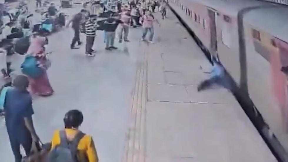 Aterrador momento en que arrastran a un hombre tras quedar atrapado entre el tren y el andén (vídeo)