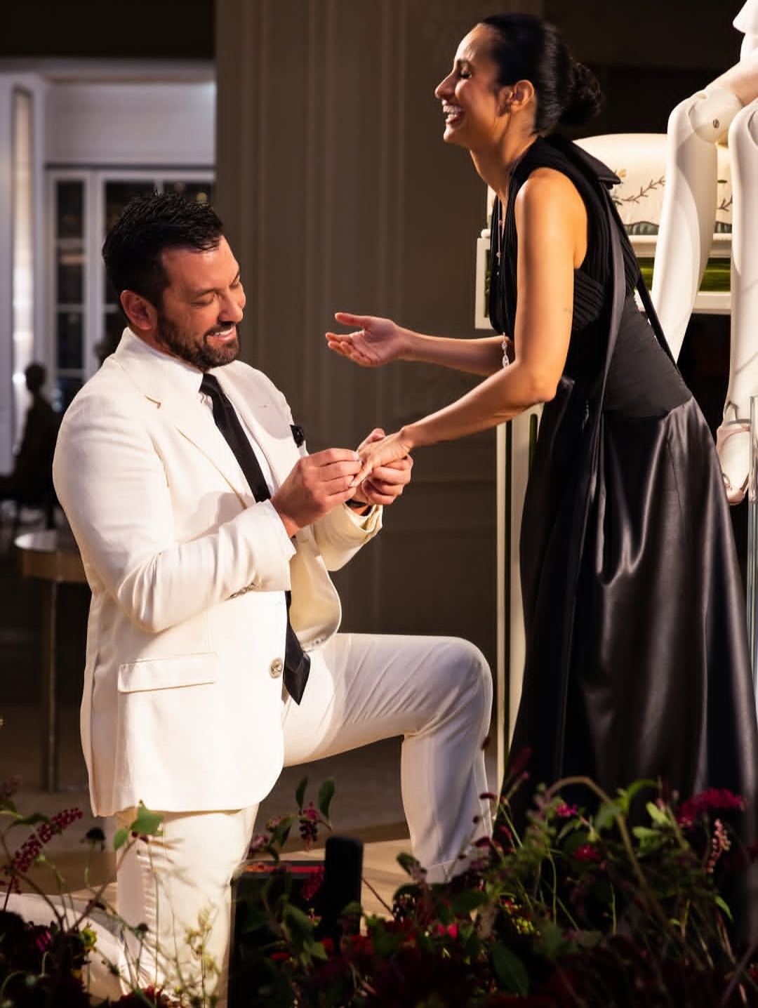 Nazanin Mandi, exesposa del cantante Miguel, está comprometida