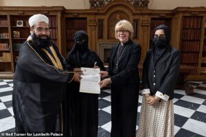 El-arzobispo-de-Canterbury-se-ve-obligado-a-retirar-el.jpg