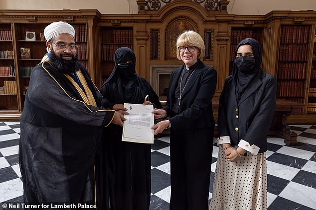 El-arzobispo-de-Canterbury-se-ve-obligado-a-retirar-el.jpg
