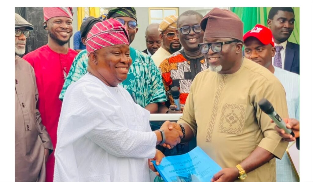 2027-Adeola-promete-capturar-la-parte-de-Ogun-de-los.jpg
