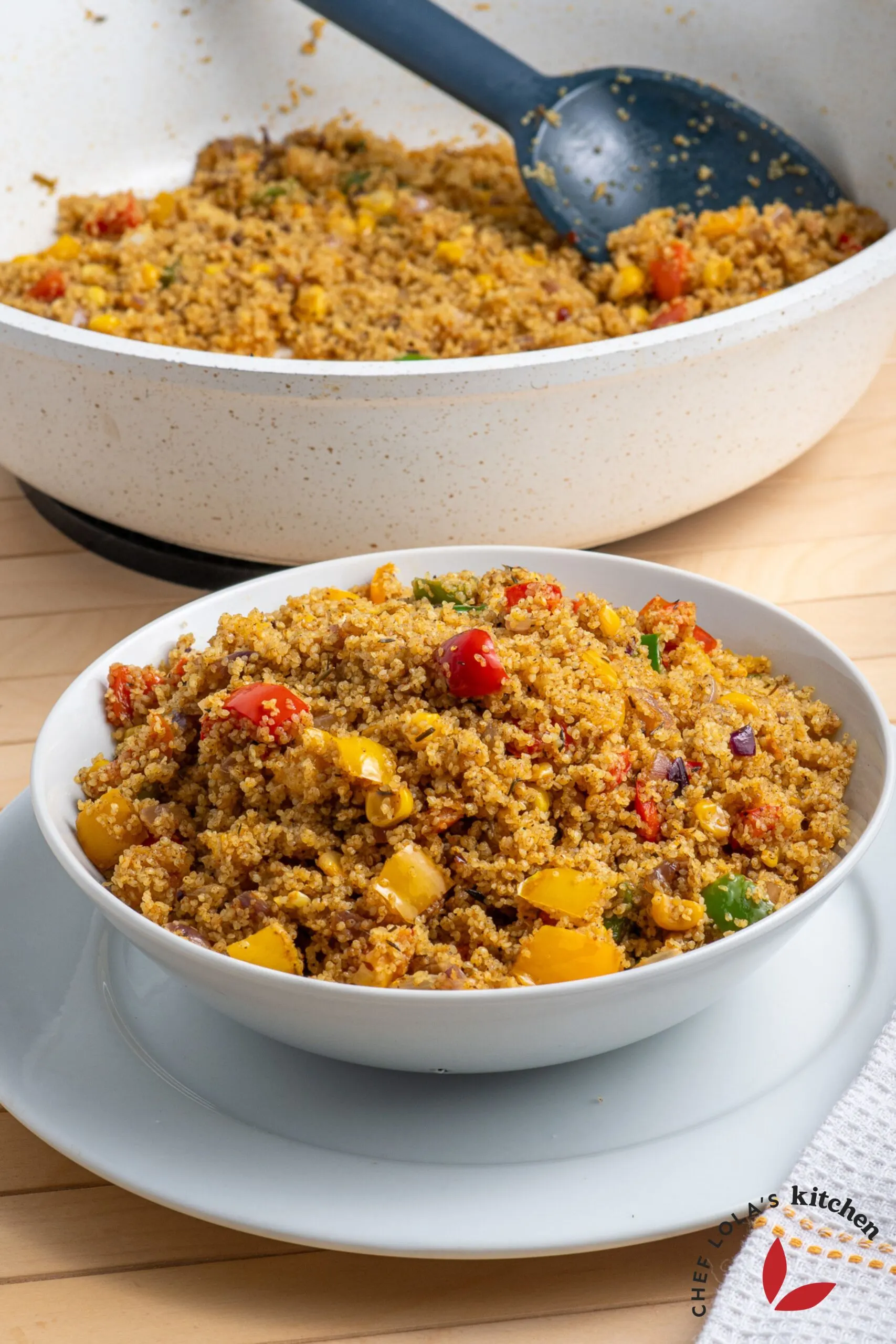 Fonio salteado con pimientos de colores y cebolla, servido caliente y humeante
