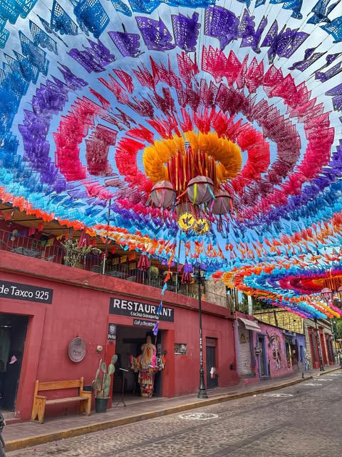 Una celebración del Día de Muertos en Oaxaca, México, decorada con velas de caléndula y fotografías durante la celebración de noviembre
